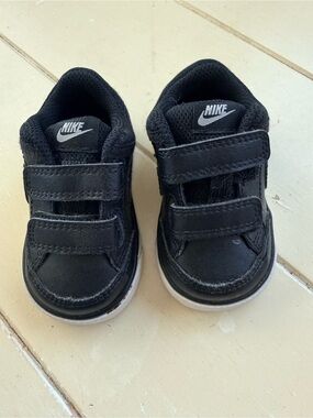 Nike Kids Black Double-Strap Velcro Sneakers